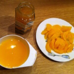 cząstki pomarańczu oraz wyciśnięty sok z pomarańczy