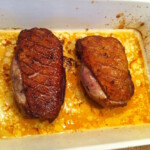 upieczone dwie piersi z kaczki w naczyniu żaroodpornym