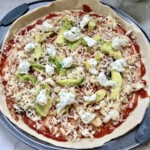 Pizza podpłomyk przed pieczeniem