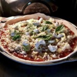 Pizza podpłomyk piecze się w piekarniku