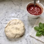 ciasto na podpłomyk pizzę i sos pomidorowy