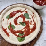 pizza podpłomyk w trakcie przygotowania