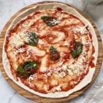 pizza podpłomyk w trakcie przygotowania