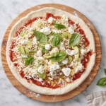 pizza podpłomyk w trakcie przygotowania