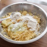 placki ziemniaczane grubo tarte w trakcie przygotowania
