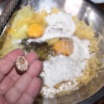 placki ziemniaczane grubo tarte w trakcie przygotowania