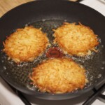 placki ziemniaczane grubo tarte smażą się na patelni