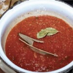 w garnku gotuje się sos pomidorowy z cynamonem