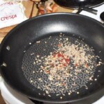 na patelni prażą się suche przyprawy orientalne