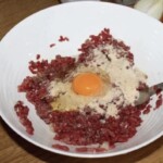 w misce znajduje się mielone mięso oraz wbite jajko