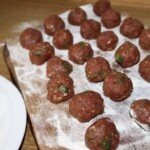 pulpety leżą na desce kuchennej