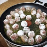 na dużej patelni smażą się pulpety mięsne