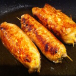 Roladki z kurczaka smażą się na patelni