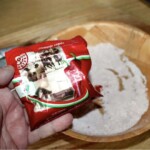 opakowanie mielonej węgierskiej papryki w dłoni