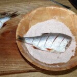 obtaczanie w mące tuszki rybnej