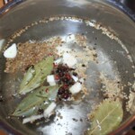 w garnku gotuje się kwaśna zalewa octowa do śledzi