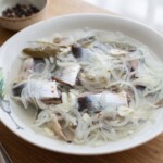 Solone śledzie moczone w mleku, a następnie krojone i macerowane w aromatycznej zalewie octowej z cebulą.
