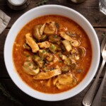 Strogonow wieprzowy czyli pokrojone w paski mięso smażone z cebulą i pieczarkami, a następnie duszone z dodatkiem drobno krojonego ogórka kiszonego.