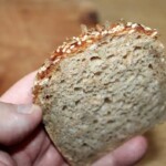 kromka chleba z ziarnami w dłoni