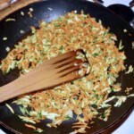 starte warzywa smażą się na patelni