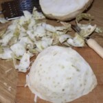 połówka obranego selera korzeniowego