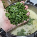 posiekana natka pietruszki w dłoni