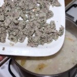 pokrojona ugotowana biała kiełbasa