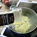 w garnku gotuje się makaron