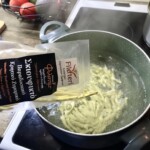 wrzucanie makaronu do gotującej się w garnku wody