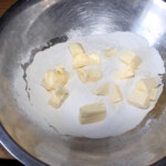 w misce znajdują się składniki do przygotowania kruchego ciasta