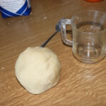 kula kruchego ciasta na blacie