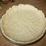 kruche ciasto rozłożone w okrągłej formie