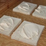 Tramezzini kromki chleba tostowego posmarowane majonezem