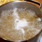 w garnku gotuje się makaron