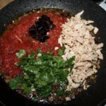 Tuńczyk z makaronem w pomidorach z oliwkami