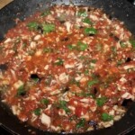 Tuńczyk z makaronem w pomidorach z oliwkami