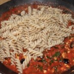 Tuńczyk z makaronem w pomidorach z oliwkami