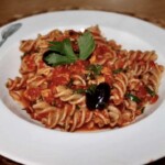 Tuńczyk z makaronem w pomidorach z oliwkami