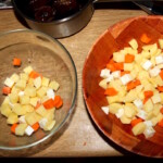 pokrojone w kostkę warzywa korzeniowe