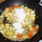 na patelni przygotowywana jest zasmażka