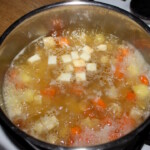 w garnku gotują się drobno krojone warzywa korzeniowe