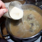 wlewanie śmietany do wiedeńskiej zupy ziemniaczanej