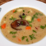 Wiedeńska zupa ziemniaczana z grzybami leśnymi