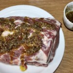 karczek wieprzowy nacierany jest marynatą z oliwy i suszonego oregano