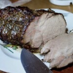 upieczony kawałek karczku wieprzowego przekrojony na pół