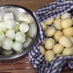 ziemniaki i obrane cebulki do pieczenia z mięsem