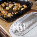 wieprzowina pieczona po grecku z ziemniakami i cebulką perłową