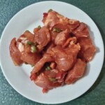 pokrojona w mała kostkę wieprzowina na talerzu