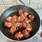 na patelni smaży się wieprzowina pokrojona w mała kostkę