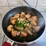 na patelni smaży się wieprzowina pokrojona w mała kostkę